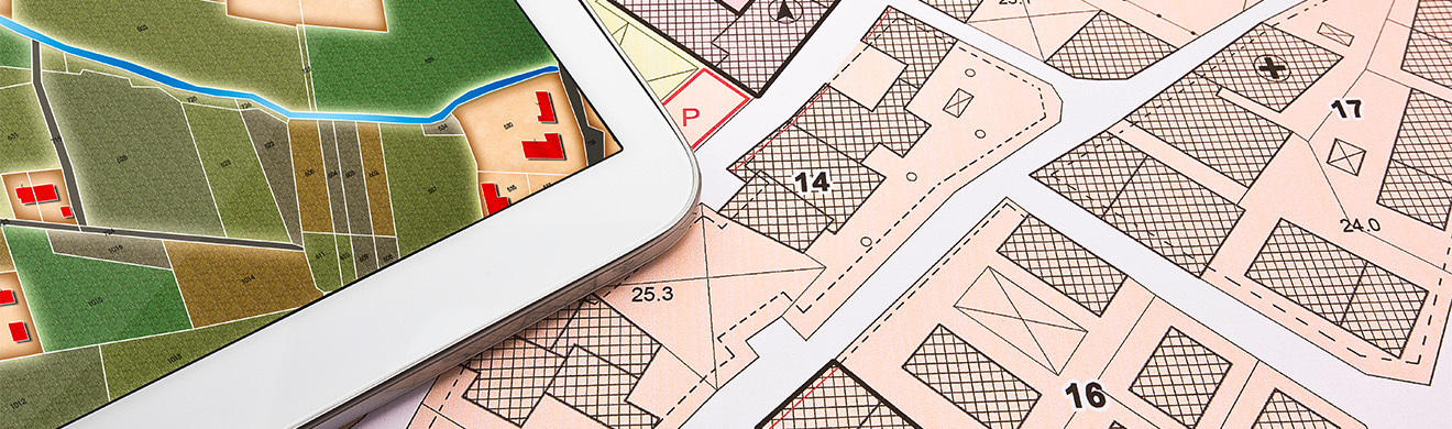 Digitaler Liegenschaftsplan auf Tablet mit Katasterkarten, Vermessungspunkten und Bauflächen visualisiert für Ehringshausen-Planung.