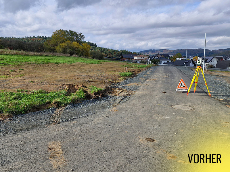 Vermessung auf einem neuen Baugebiet mit Gerätetripod-Aufbau – Liegenschaftsplan für Grundstücksentwicklung im Einsatz