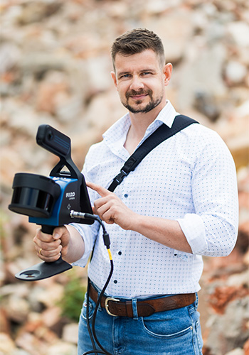 Porträt von Thomas Arhelger im Vermessungsbüro – engagierter Vermessungsingenieur für Grundstücks  und Katastervermessung