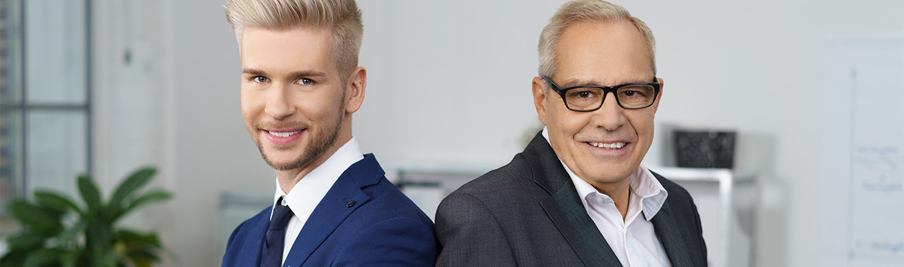 Vater und Sohn arbeiten gemeinsam im Büro an der Unternehmensnachfolge in Wetzlar, Übergabe und Planung im Fokus.