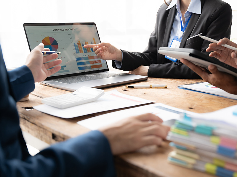 Junge Kollegen besprechen Finanzen im Büro im Rahmen der steuerlichen Beratung für Firmenkunden in Wetzlar.