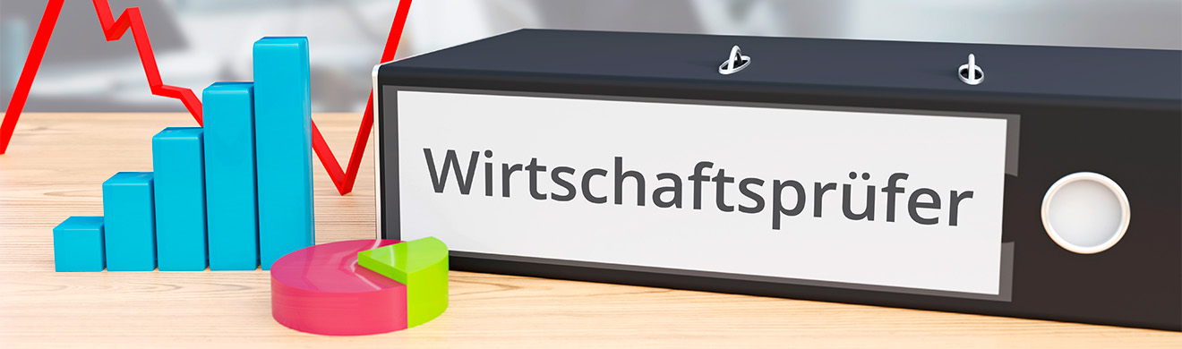 Wirtschaftsprüfer in Wetzlar analysiert Finanzunterlagen und Diagramme auf Schreibtisch für Unternehmen und Steuerberatung.